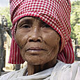 Cambodgeangkorfemme_moine