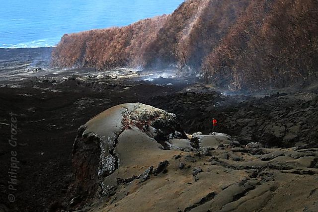 Vue des dépôts cendreux et des coulées en aval du cratère